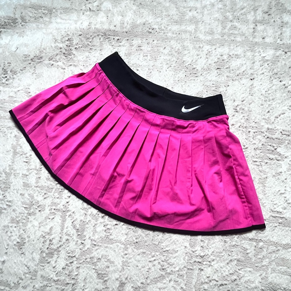 Nike Women's Black and Pink Skirt